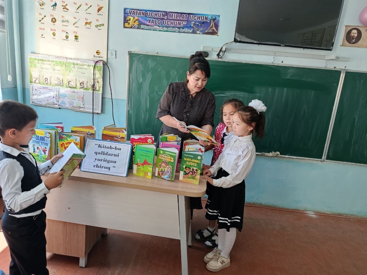 ”Kitobxonlar klubi” a’zolari ishtirokida   ”Kitob bu qalblarni yoritgan chiroq” nomli kitoblar targ’iboti tashkil etildi.